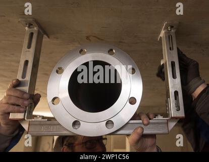 technicien en chauffage pendant les travaux de réparation et d'entretien dans un bâtiment technicien en chauffage pendant les réparations dans un bâtiment Banque D'Images