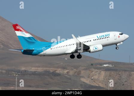 Un Boeing 737-700 de Luxair part de l'aéroport de Lanzarote Arrecife Îles Canaries Banque D'Images