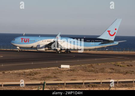 Un Boeing 767-300 de TUI fait la queue pour partir à Lanzarote Arrecife Airport Canaries Banque D'Images