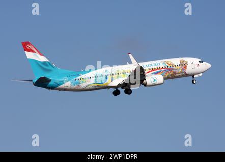 Un Boeing 737-800 de Luxair en livrée spéciale 60e anniversaire au départ de l'aéroport de Lanzarote Arrecife Banque D'Images