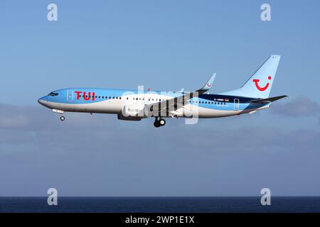 Un Boeing 737-800 de TUI approchant de l'aéroport de Lanzarote Banque D'Images