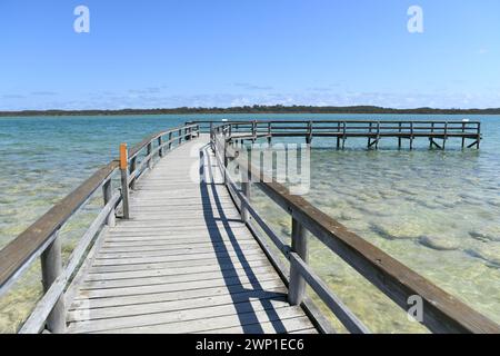 Promenade du lac Clifton qui permet aux visiteurs de voir les thrombolites (structures rocheuses construites par des micro-organismes) dans le parc national de Yalgorup, WA Banque D'Images