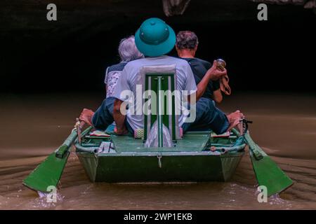 Les gens naviguent sur la rivière près de Hoa lu. Banque D'Images