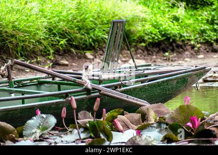 Un bateau coincé dans une rivière près de Hoa lu. Banque D'Images