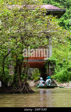 Les gens naviguent sur la rivière près de Hoa lu. Banque D'Images