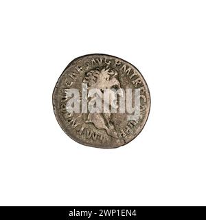 Denarius de 97 après JC représentant l'empereur romain Nerva (96-98 après JC), avec des mains et des couronnes de laurier comme iconographie. Banque D'Images