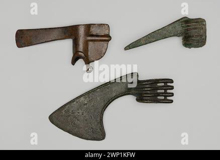 Hache de combat, bourreur ; inconnu, inconnu atelier moyen-Orient, inconnu atelier Lurista ; 2. PO. 3. thous. BC (-2500-00-00--2001-00-00), 1. PO. 2 mille av. J.-C. ; la période de la famille (-2000-00-00-00-1501-00-00), 2. PO. 2. thous. C.-B. (-1500-00-00--1001-00-00);Dziewanowski, Władysław (1822-1961), Dziewanowski, Władysław (1882-1961), donateur, Jarnuszkiewicz, Czesław (1888-1988), Jarnuszkiewicz, Czesław (1888-1988)-collection, Musée de l'armée polonaise, arme, arme, armes Kolfatta, Brązy Luristanie, PYDziaki, période de bronze centrale (approx. 2000-OK. 1500 BC), ornement géométrique, haches, achat (provenance) Banque D'Images