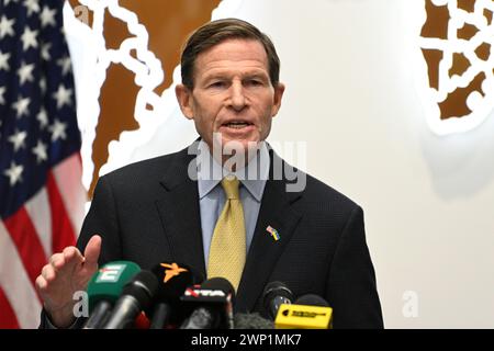 Lviv, Ukraine - 23 février 2024 : le sénateur AMÉRICAIN Richard Blumenthal lors d'une conférence de presse à Lviv, Ukraine. Banque D'Images