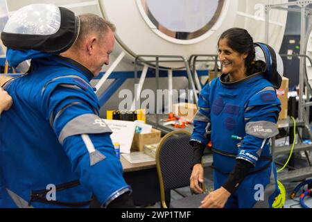 JOHNSON SPACE CENTER, HOUSTON, TEXAS, États-Unis - 02 novembre 2022 - les astronautes Butch Wilmore, Suni Williams (photo) et Mike du Boeing Crew Flight test (CFT) Banque D'Images