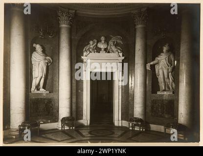 La rotonde du Royal Łazienki à Varsovie montre un portail orné d'un buste de l'empereur Titus, illustrant l'architecture du palais polonais et le design d'intérieur. Banque D'Images