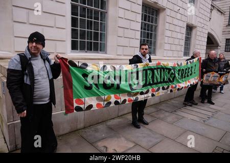 Londres, Royaume-Uni. 5 mars 2024. Des militants de divers groupes environnementaux se rassemblent au ministère de l'énergie, de la sécurité et de Net Zero pour protester contre l'augmentation potentielle des subventions pour les centrales de Drax et Lynemouth, plaidant pour la préservation des forêts et une réduction de la pollution. Les groupes incluent extinction Rebellion, Biofuelwatch, Stop Burning Trees Coalition, Fossil Free London, Greenpeace, Stop Rosebank, campagne contre le changement climatique. (Photo de Joao Daniel Pereira/Sipa USA) crédit : Sipa USA/Alamy Live News Banque D'Images