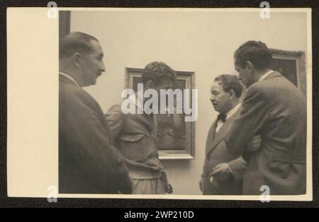 Les participants au Congrès mondial des intellectuels pour la défense de la paix de 1948 ont visité le Musée national de Varsovie, y compris le peintre soviétique Aleksander Gerasimow, président de l'Académie des Arts de l'URSS, dans les galeries du musée. Banque D'Images