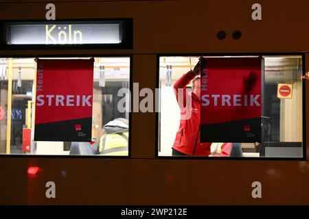05 mars 2024, Colonia ; : un ouvrier accroche une pancarte portant le mot « grève » sur un wagon du service ferroviaire local dans la ville de Cologne, dans l'ouest de l'Allemagne. Photo : Federico Gambarini/dpa Banque D'Images