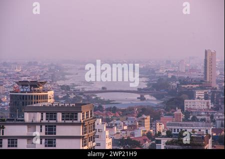 Vue aérienne de la rivière Tonle Bassac et du pont de Monivong par une journée brumeuse et polluée pendant la saison sèche, Phnom Penh, Cambodge. Crédit : Kraig Lieb Banque D'Images