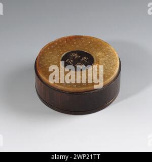 Boîte circulaire du XVIIIe siècle avec couvercle contenant un disque Bi néphrite, partie de la collection Magdalena et Władysław Jagniątkowski, associée à des décorations chinoises Banque D'Images