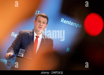 Hubertus Heil , Bundesminister für Arbeit und Soziales, Deutschland, Berlin, BMAS, Pressekonferenz, Thema : Rentenpaket II *** Hubertus Heil , Ministre fédéral du travail et des Affaires sociales, Allemagne, Berlin, BMAS, Conférence de presse, thème régime de retraite II Banque D'Images