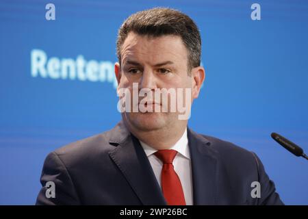 Hubertus Heil , Bundesminister für Arbeit und Soziales, Deutschland, Berlin, BMAS, Pressekonferenz, Thema : Rentenpaket II *** Hubertus Heil , Ministre fédéral du travail et des Affaires sociales, Allemagne, Berlin, BMAS, Conférence de presse, thème régime de retraite II Banque D'Images