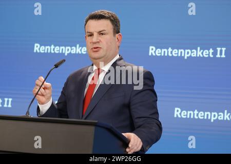 Hubertus Heil , Bundesminister für Arbeit und Soziales, Deutschland, Berlin, BMAS, Pressekonferenz, Thema : Rentenpaket II *** Hubertus Heil , Ministre fédéral du travail et des Affaires sociales, Allemagne, Berlin, BMAS, Conférence de presse, thème régime de retraite II Banque D'Images