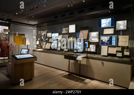 Amsterdam, pays-Bas. 05 mars 2024. AMSTERDAM - vue d'ensemble de l'exposition lors de l'avant-première du Musée national de l'Holocauste. Le musée sur l'histoire de la persécution des Juifs aux pays-Bas ouvre ses portes au public le 11 mars. ANP BART MAAT netherlands Out - belgium Out Credit : ANP/Alamy Live News Credit : ANP/Alamy Live News Banque D'Images