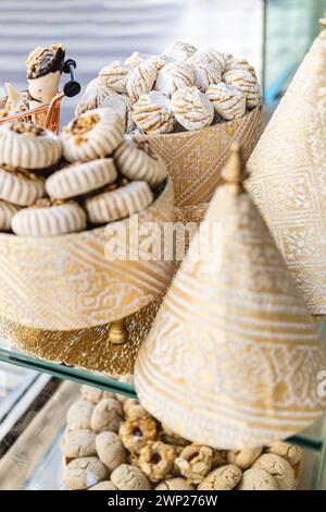 Photo verticale présentation artistique de bonbons arabes avec un accent sur le maamoul, exposé dans un cadre élégant qui mélange tradition culinaire avec opu Banque D'Images