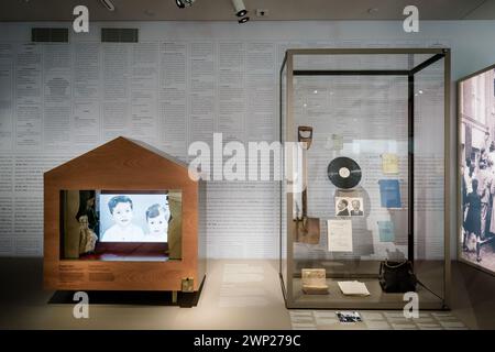 Amsterdam, pays-Bas. 05 mars 2024. AMSTERDAM - vue d'ensemble de l'exposition lors de l'avant-première du Musée national de l'Holocauste. Le musée sur l'histoire de la persécution des Juifs aux pays-Bas ouvre ses portes au public le 11 mars. ANP BART MAAT netherlands Out - belgium Out Credit : ANP/Alamy Live News Credit : ANP/Alamy Live News Banque D'Images