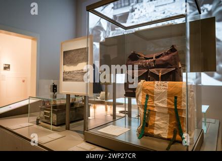 Amsterdam, pays-Bas. 05 mars 2024. AMSTERDAM - vue d'ensemble de l'exposition lors de l'avant-première du Musée national de l'Holocauste. Le musée sur l'histoire de la persécution des Juifs aux pays-Bas ouvre ses portes au public le 11 mars. ANP BART MAAT netherlands Out - belgium Out Credit : ANP/Alamy Live News Credit : ANP/Alamy Live News Banque D'Images