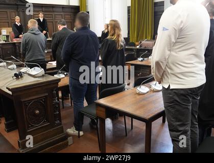 Hambourg, Allemagne. 05 mars 2024. Au début du procès pour meurtre par administration secrète de méthadone, les accusés s'assoient avec leurs avocats (chacun à leur droite) dans la salle d'audience du bâtiment de la justice pénale. Les trois accusés sont accusés d'avoir assassiné un homme le 14 avril 2023 en administrant secrètement de la méthadone et en volant ensuite ses objets de valeur. Credit : Marcus Brandt/dpa - ATTENTION : un accusé a été pixelisé pour des raisons juridiques/dpa/Alamy Live News Banque D'Images