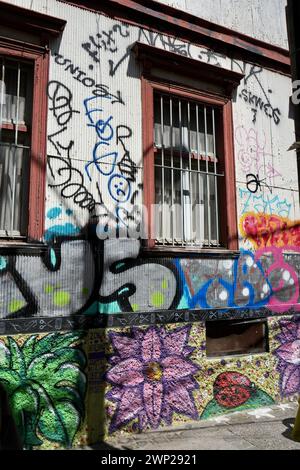 Murale colorée peinte au-dessus d'un bâtiment ondulé. Banque D'Images