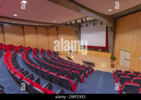 Palavas-les-Flots, France - 13 février 2024 : Auditorium du Palais des Congrès Phare de la Méditerranée à Palavas-les-Flots, dans le sud de Fran Banque D'Images