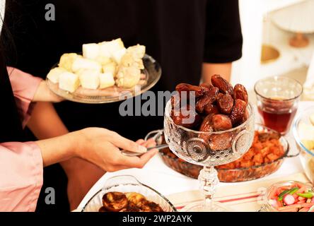 Dates fruits Kurma, Tajil nourriture à casser le jeûne pendant le mois Saint du Ramadan. Banque D'Images