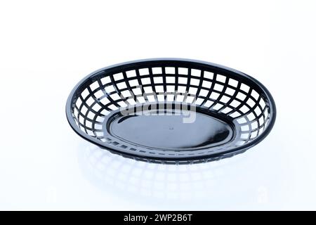Panier de frites noir vide sur fond blanc Banque D'Images