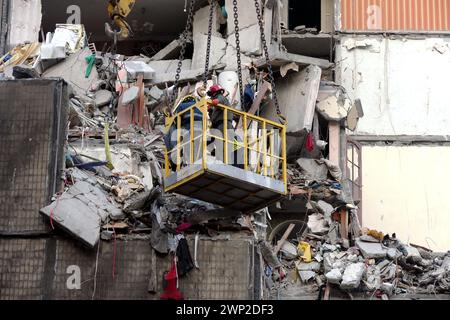 Non exclusif : ODESSA, UKRAINE - 03 MARS 2024 - des sauveteurs mènent une opération de recherche et de sauvetage sur le site d'une attaque de drone russe sur un étage de neuf étages Banque D'Images