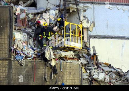 Non exclusif : ODESSA, UKRAINE - 03 MARS 2024 - des sauveteurs mènent une opération de recherche et de sauvetage sur le site d'une attaque de drone russe sur un étage de neuf étages Banque D'Images