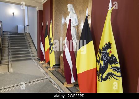 Riga, Lettonie. 05 mars 2024. Drapeau belge et flamand letton photographié lors d'une mission diplomatique du gouvernement flamand en Pologne et en Lettonie, mardi 05 mars 2024. BELGA PHOTO NICOLAS MAETERLINCK crédit : Belga News Agency/Alamy Live News Banque D'Images