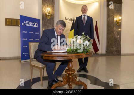 Riga, Lettonie. 05 mars 2024. Le ministre flamand, le président Jan jambon, et le ministre letton des Affaires étrangères Krisjanis Karins photographiés lors d’une mission diplomatique du gouvernement flamand en Pologne et en Lettonie, mardi 05 mars 2024. BELGA PHOTO NICOLAS MAETERLINCK crédit : Belga News Agency/Alamy Live News Banque D'Images