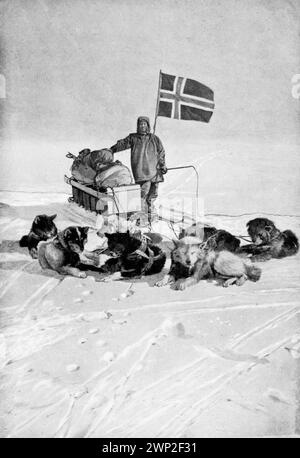 14 décembre 1911. Au Pôle Sud : Oscar Wisting, membre de l'expédition polaire Roald Amundsen, arrive au Pôle Sud avec leurs chiens et plante au drapeau norvégien. Banque D'Images