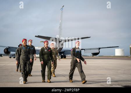 Des aviateurs affectés à la 6th Air ravitaillement Wing marchent sur la ligne de vol à la base aérienne MacDill, en Floride, le 1er mars 2024. Banque D'Images