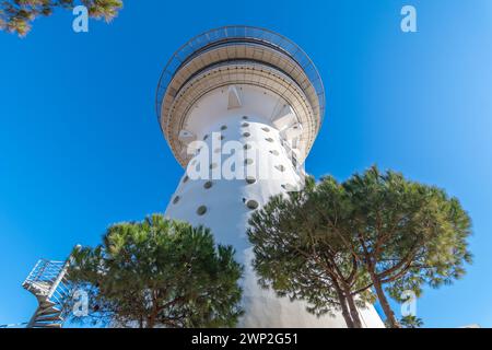 Phare de la Méditerranée de la ville de Palavas-les-Flots, dans le sud de la France. Ancien château d'eau transformé en restaurant panoramique. Banque D'Images