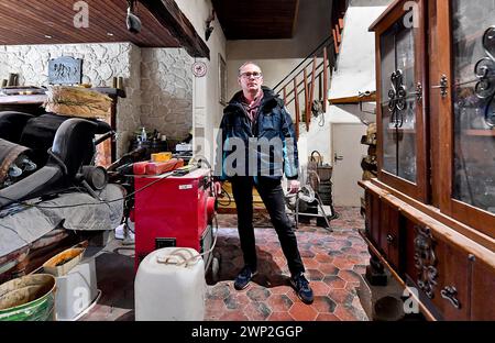 ©PHOTOPQR/VOIX DU NORD/Sebastien JARRY ; 05/03/2024 ; neuville sous montreuil. le 05/03/2024. dans le pas de calais. Sur la photo : Christophe sinistre de la rue de montreuil . PHOTO SÉBASTIEN JARRY LA VOIX DU NORD. NORD DE LA FRANCE 5 MARS 2024 UNE NOUVELLE INONDATION DANS LE NORD DE LA FRANCE Banque D'Images