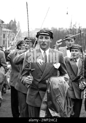 OSLO19550517 : 17 mai à Oslo, Prince Harald dans le Russetoget. Il était russe à l'école de la cathédrale et a des symboles 'Katta' sur son costume russe, canne russe et chapeau russe.photo : photo d'archive NTB Banque D'Images