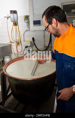 20 décembre 2023 - Italie, Sassari, Sardaigne, Gavino et Giuliano Pulinas les fromagers d'Osilo produisent du pecorino typique de Sardaigne Banque D'Images