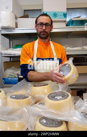 20 décembre 2023 - Italie, Sassari, Sardaigne, Gavino et Giuliano Pulinas les fromagers d'Osilo produisent du pecorino typique de Sardaigne Banque D'Images