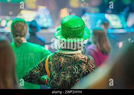 Silhouette de jeune femme dans le chapeau vert sur fond flou des gens. Prog Célébration de la fête de Patrick Banque D'Images