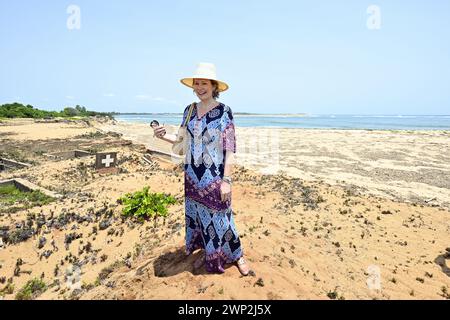 Abidjan, Côte d'Ivoire. 05 mars 2024. La reine Mathilde de Belgique pose pour le photographe lors d’une visite royale à Grand-Lahou et son cimetière, lors d’une visite royale de travail en Côte d’Ivoire, mardi 05 mars 2024. La Reine rencontre les communautés de pêcheurs locales menacées par la montée du niveau de la mer. La Reine est en visite en Côte d’Ivoire en sa qualité d’ambassadrice pour les objectifs de développement durable des Nations Unies (ONU). Crédit : Belga News Agency/Alamy Live News Banque D'Images