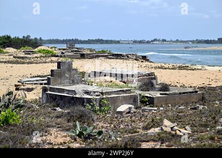 Abidjan, Côte d'Ivoire. 05 mars 2024. Des tombes tombales sont aperçues sur la plage, lors d’une visite royale à Grand-Lahou et son cimetière, lors d’une visite royale de travail en Côte d’Ivoire, mardi 05 mars 2024. La Reine rencontre les communautés de pêcheurs locales menacées par la montée du niveau de la mer. La Reine est en visite en Côte d’Ivoire en sa qualité d’ambassadrice pour les objectifs de développement durable des Nations Unies (ONU). Crédit : Belga News Agency/Alamy Live News Banque D'Images