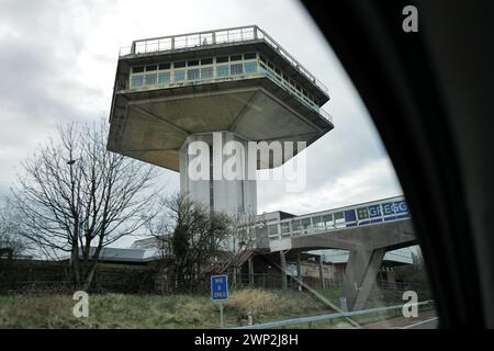 L'ancien Pennine Tower Restaurant sur le côté nord de Forton services (maintenant connu sous le nom de Lancaster services) sur la M6 dans le nord de l'Angleterre. Banque D'Images