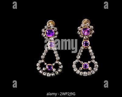 Paire de clips en améthyste avec sertis en diamant, créée en 1907, détenue par la Banque nationale de Pologne. Banque D'Images