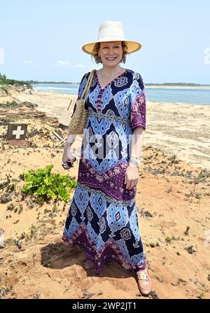 Abidjan, Côte d'Ivoire. 05 mars 2024. La reine Mathilde de Belgique pose pour le photographe lors d’une visite royale à Grand-Lahou et son cimetière, lors d’une visite royale de travail en Côte d’Ivoire, mardi 05 mars 2024. La Reine rencontre les communautés de pêcheurs locales menacées par la montée du niveau de la mer. La Reine est en visite en Côte d’Ivoire en sa qualité d’ambassadrice pour les objectifs de développement durable des Nations Unies (ONU). Crédit : Belga News Agency/Alamy Live News Banque D'Images