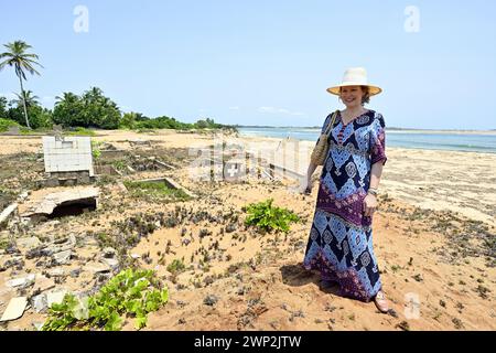 Abidjan, Côte d'Ivoire. 05 mars 2024. La reine Mathilde de Belgique pose pour le photographe lors d’une visite royale à Grand-Lahou et son cimetière, lors d’une visite royale de travail en Côte d’Ivoire, mardi 05 mars 2024. La Reine rencontre les communautés de pêcheurs locales menacées par la montée du niveau de la mer. La Reine est en visite en Côte d’Ivoire en sa qualité d’ambassadrice pour les objectifs de développement durable des Nations Unies (ONU). Crédit : Belga News Agency/Alamy Live News Banque D'Images