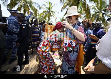 Abidjan, Côte d'Ivoire. 05 mars 2024. La reine Mathilde de Belgique photographiée lors d'une visite royale à Grand-Lahou et son cimetière, lors d'une visite royale de travail en Côte d'Ivoire, mardi 05 mars 2024. La Reine rencontre les communautés de pêcheurs locales menacées par la montée du niveau de la mer. La Reine est en visite en Côte d’Ivoire en sa qualité d’ambassadrice pour les objectifs de développement durable des Nations Unies (ONU). Crédit : Belga News Agency/Alamy Live News Banque D'Images